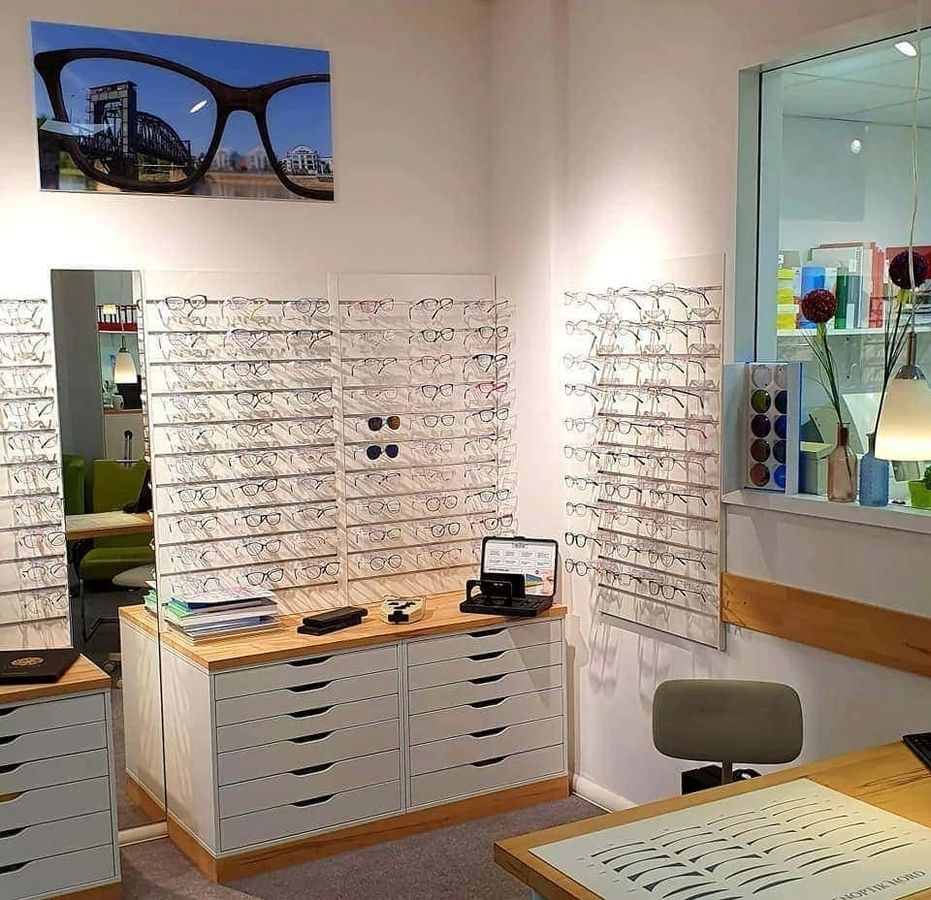 Innenansicht eines Optikergeschäfts mit einer Vielzahl von Brillen