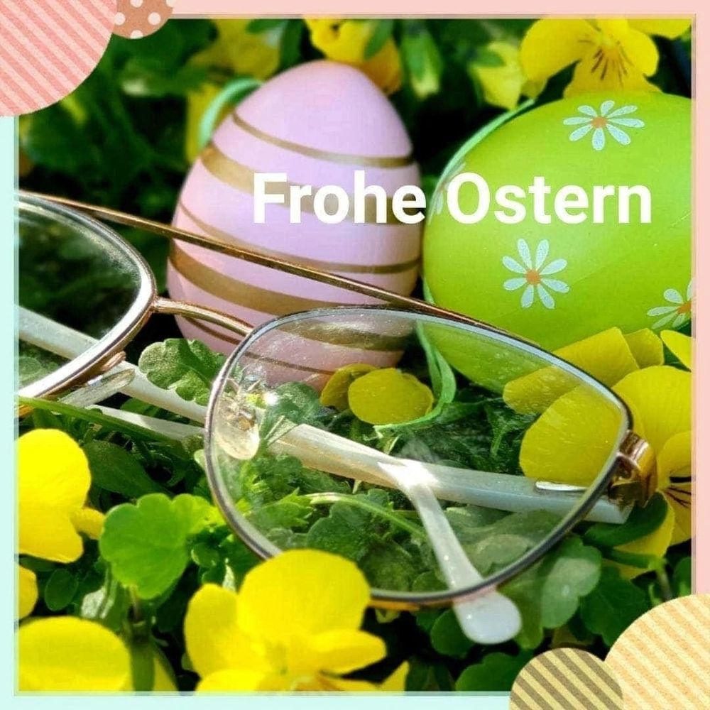 Bunte Ostereier und Brille im Frühlingsgarten