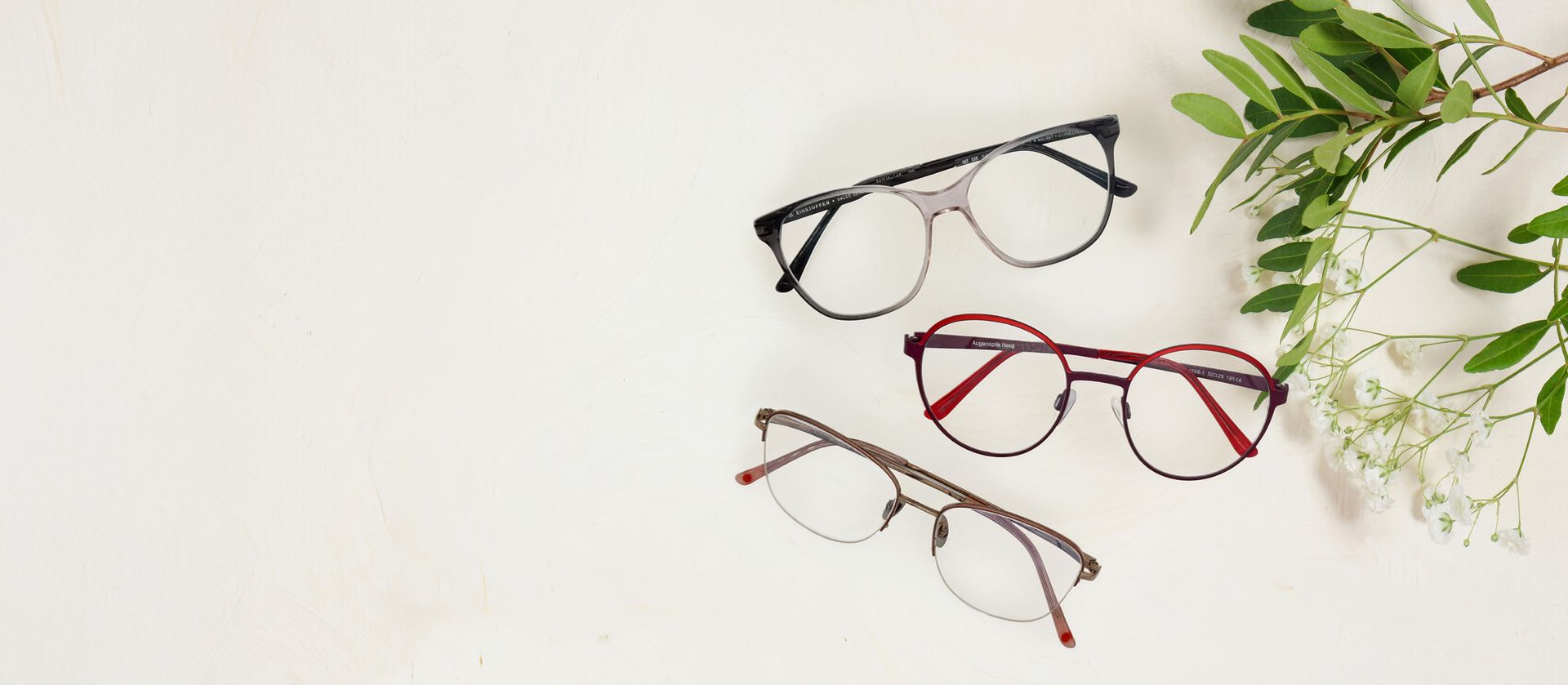 Zwei modische Brillen auf einem neutralen Hintergrund